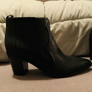 5 1/2 Nine West black pointed booties